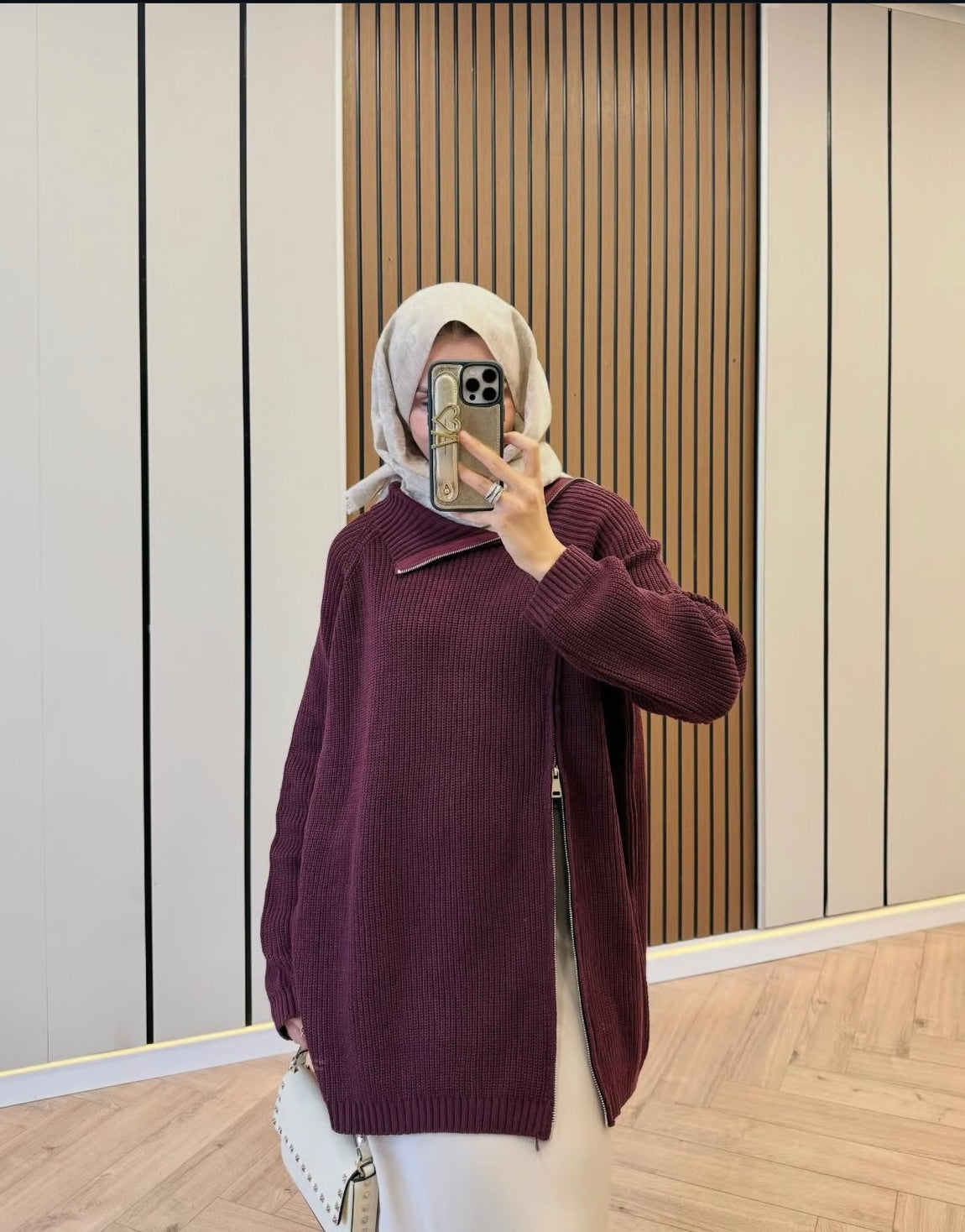 Knitted sweater with zipper