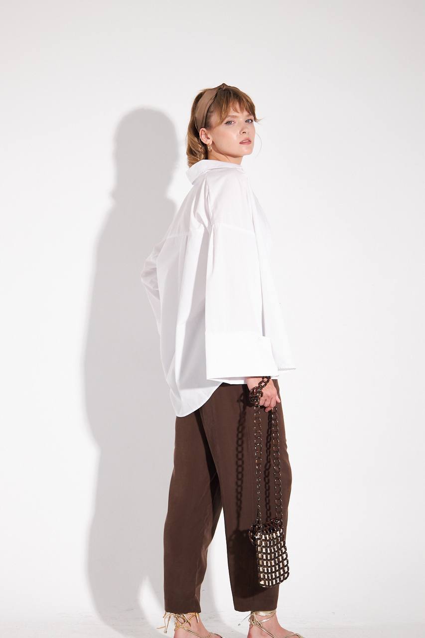 Shirt with wide sleeves