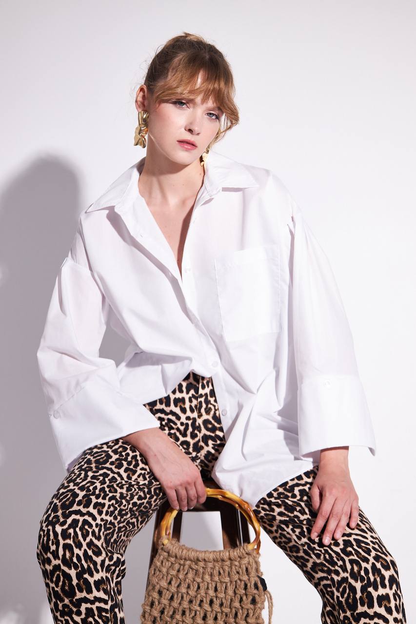 Shirt with wide sleeves