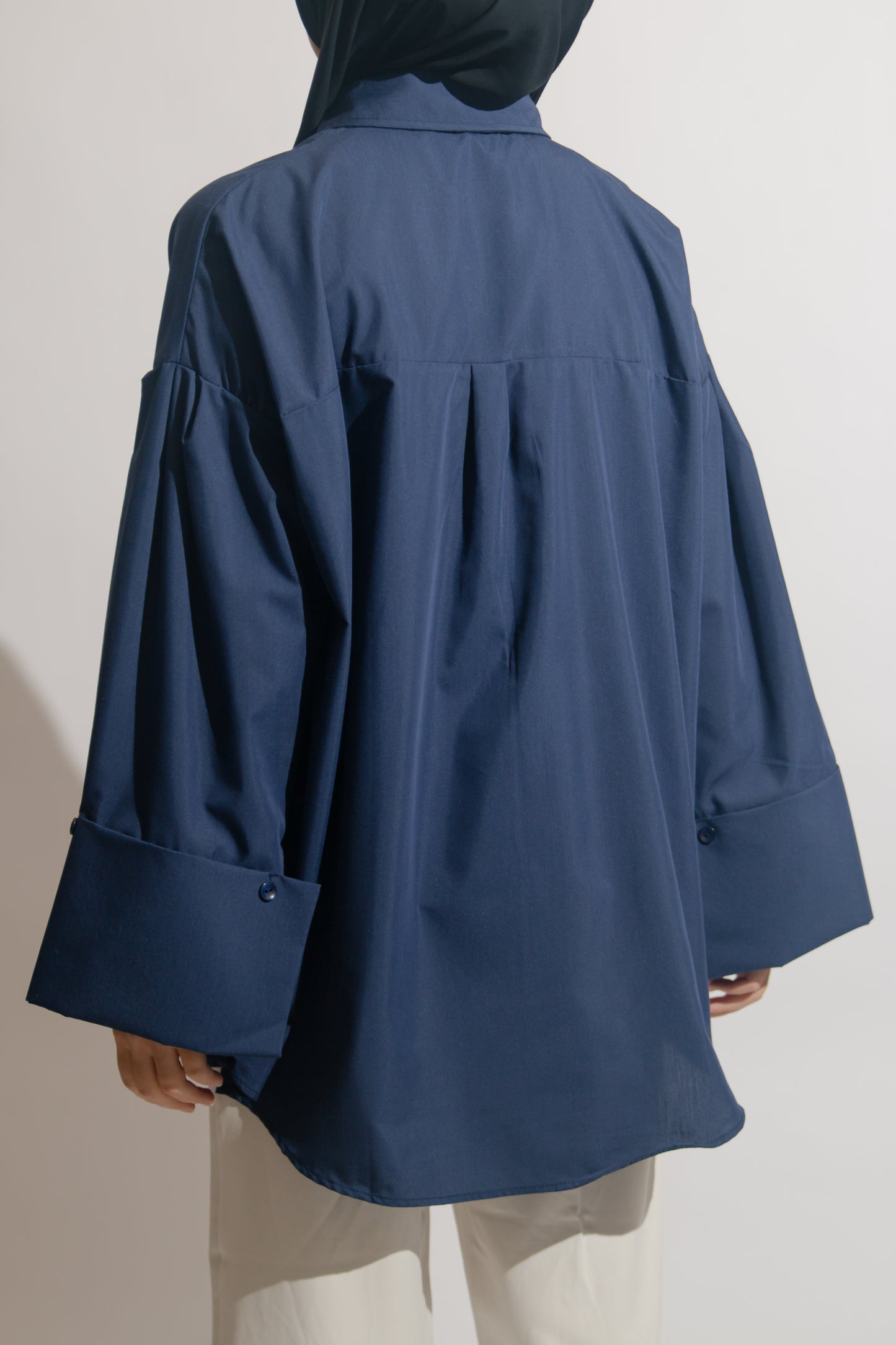 Shirt with wide sleeves