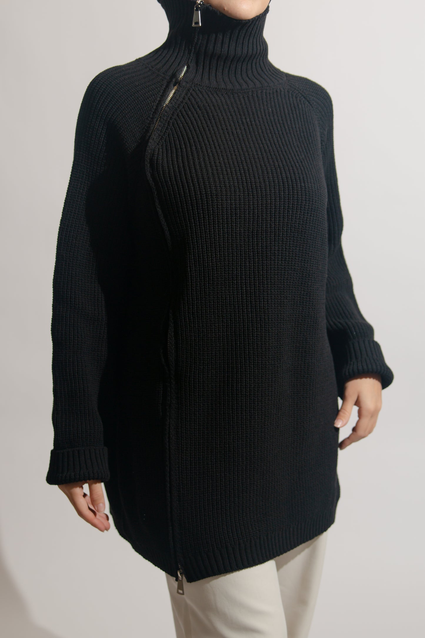 Knitted sweater with zipper