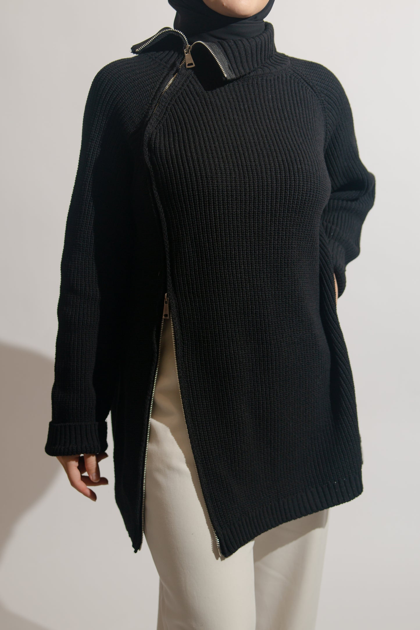 Knitted sweater with zipper