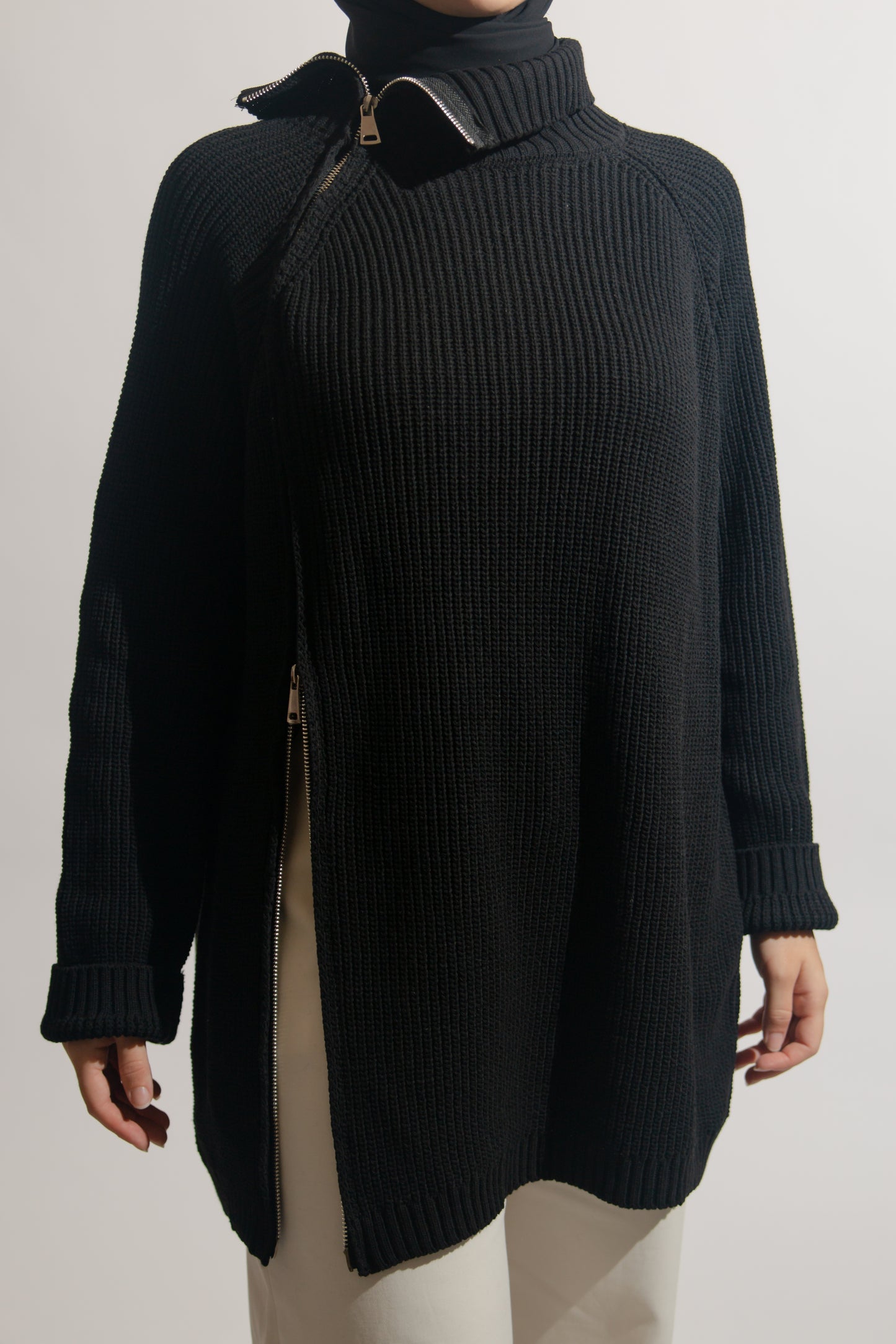 Knitted sweater with zipper